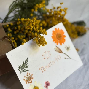 Postal plantable con flores prensadas